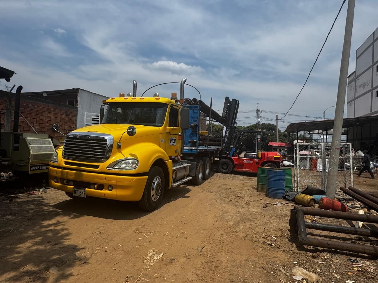 Tractomula transportando tubos de acero reciclados desde zona industrial